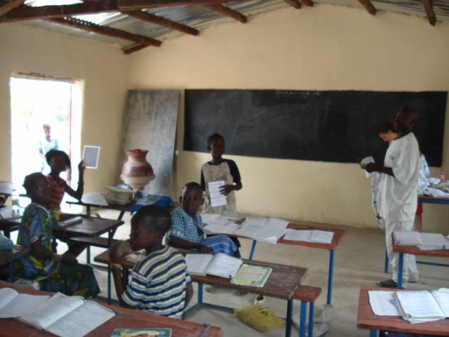 Interior de nuestra escuela en Tinko