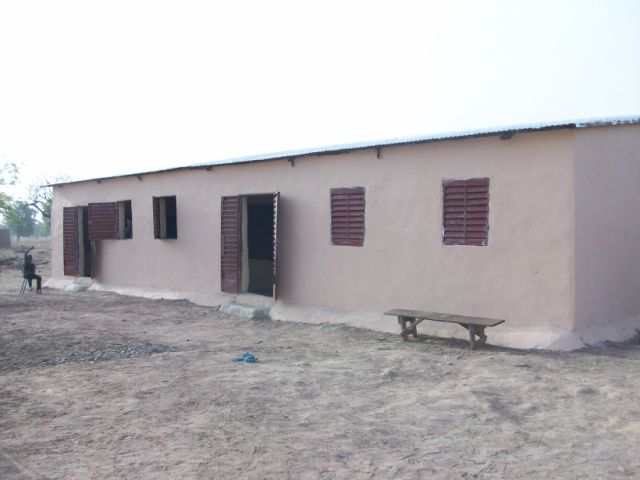 Fachada de nuestra Escuela en Mpegoudoula